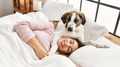 Ύπνος γυναίκα με σκύλο στην κρεβατοκάμαρα