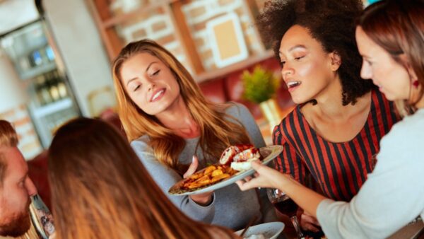 Τροφές και φαγητό σε έξοδο γυναικών