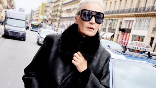 zara μαύρο παλτό φοράει γυναίκα