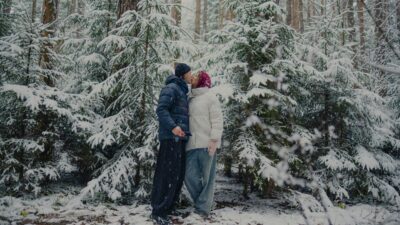 ένα ζευγάρι φιλιέται στα χιόνια