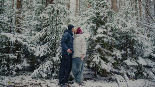 ένα ζευγάρι φιλιέται στα χιόνια
