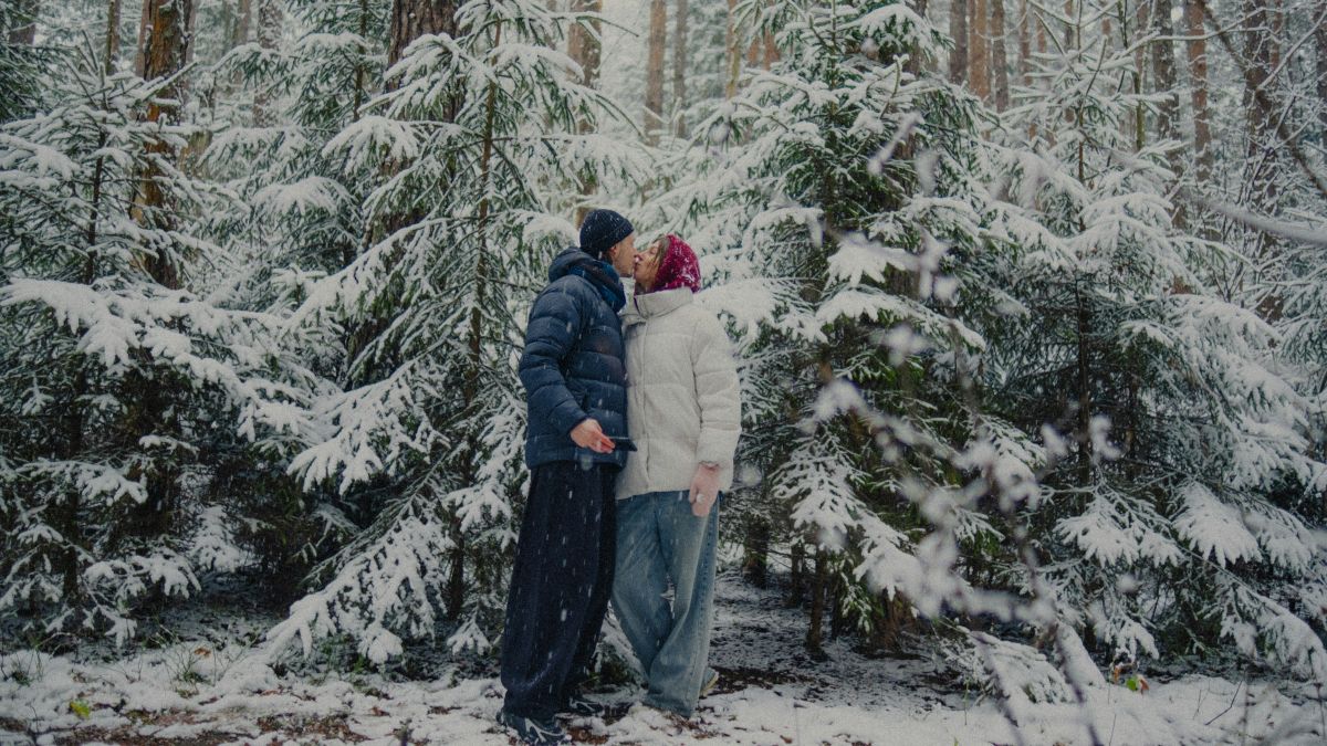 ένα ζευγάρι φιλιέται στα χιόνια