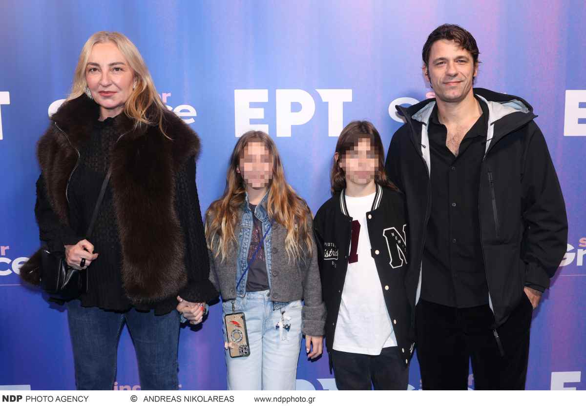 Η Ρούλα Ρέβη με τον Αποστόλη Τότσικα και τα παιδιά τους