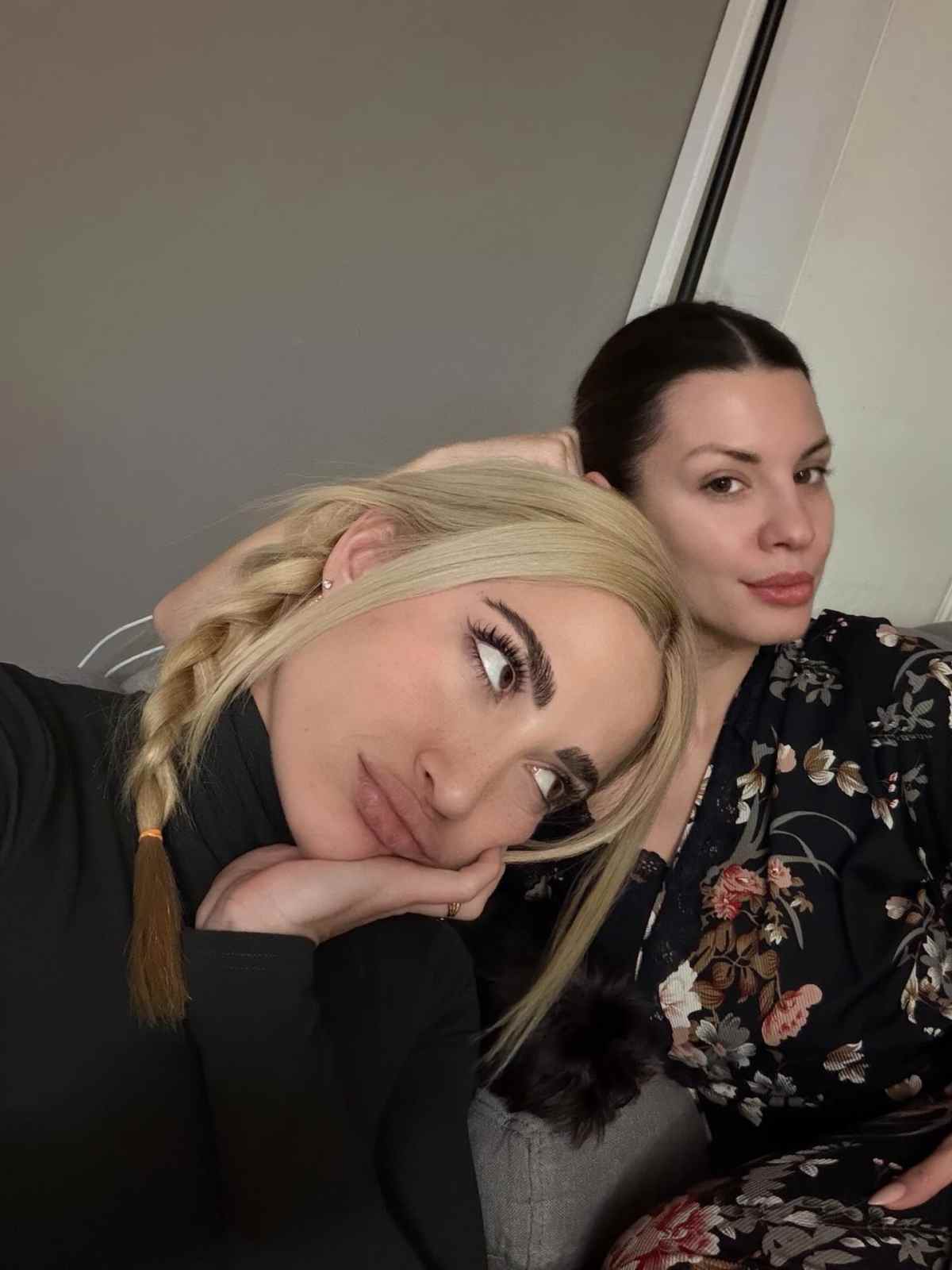 Η Ιωάννα Τούνη με τη φίλη της, Έφη