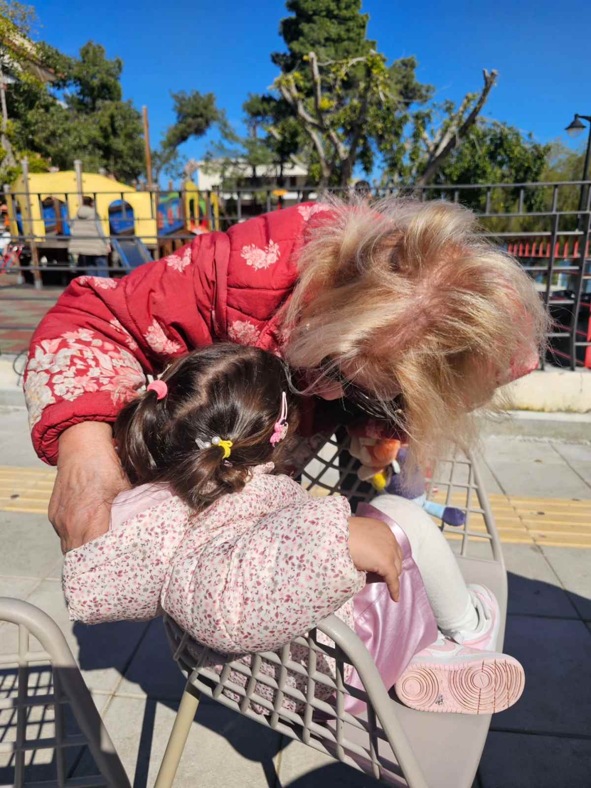 Η μαμά της Χριστίνας Βραχάλη με την εγγονή της