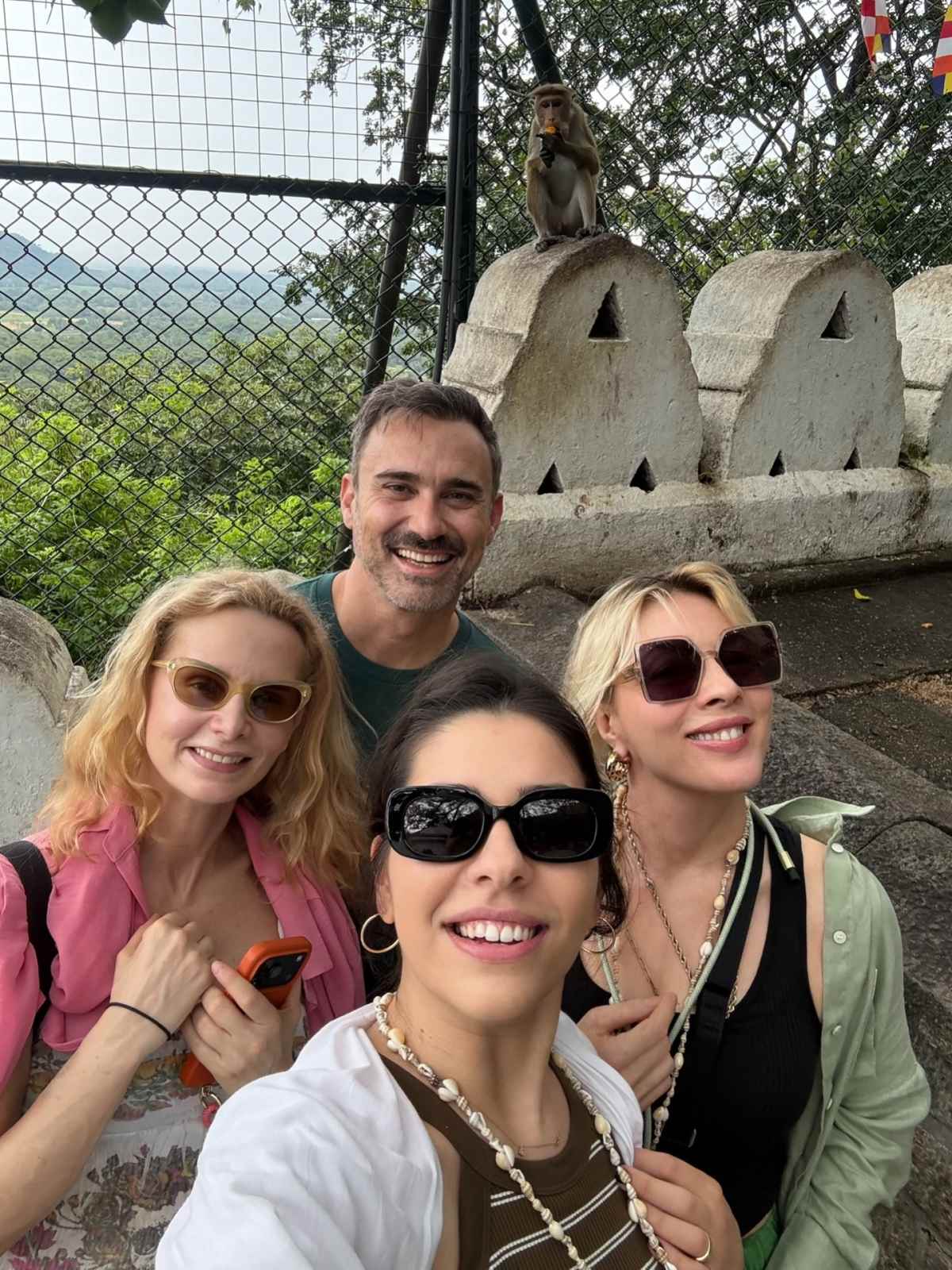 Η Σμαράγδα Καρύδη και ο Γιώργος Καπουτζίδης στη Σρι Λάνκα