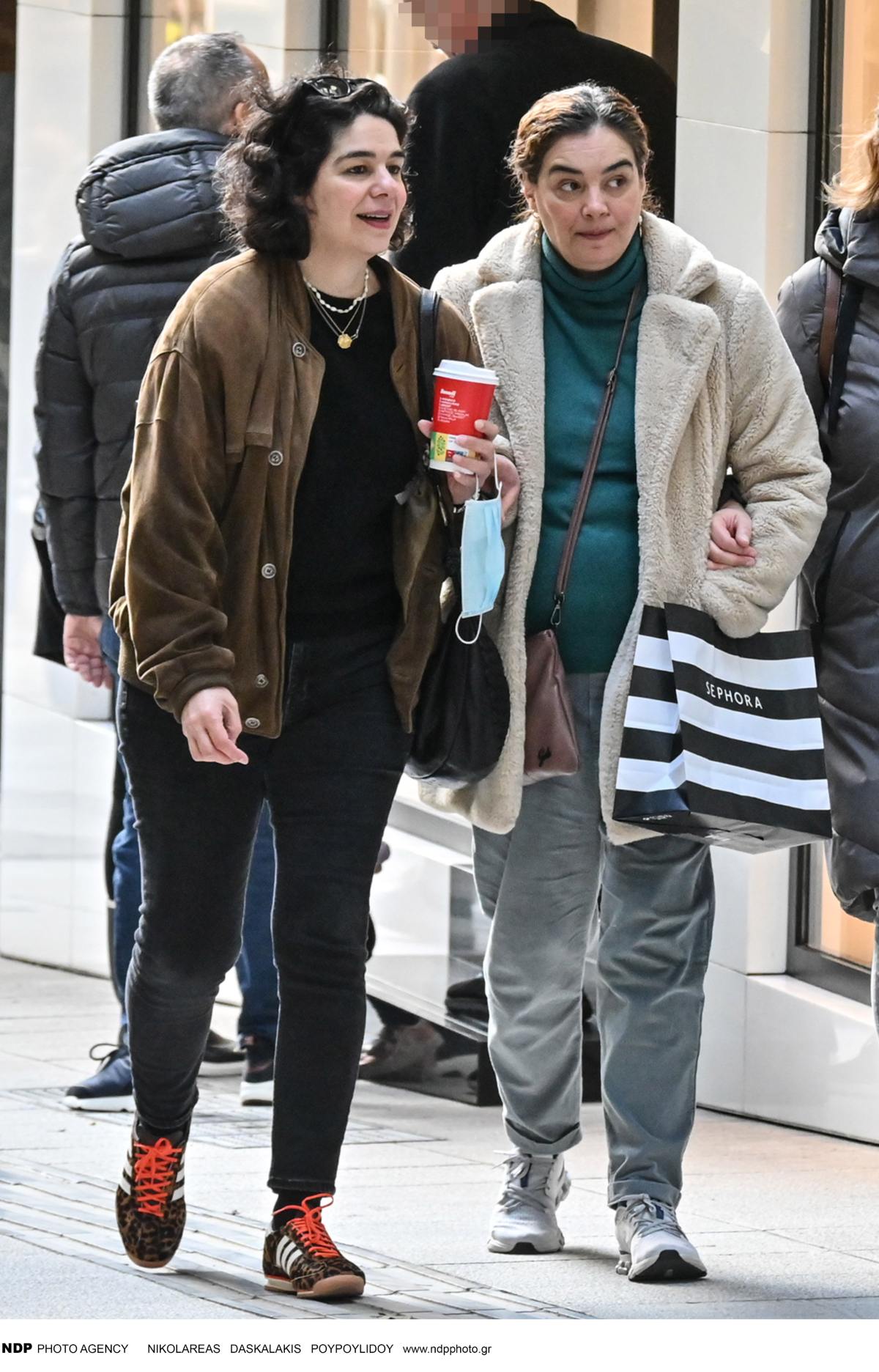 Η Γωγώ Μπρέμπου με την αδερφή της, Χριστίνα