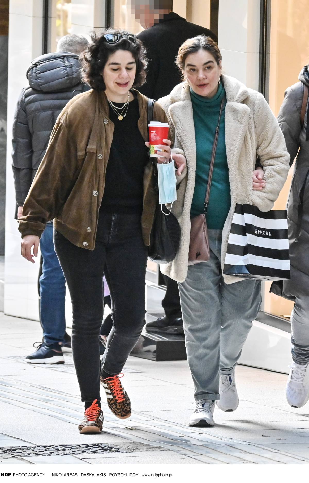 Η Γωγώ Μπρέμπου με την αδερφή της, Χριστίνα