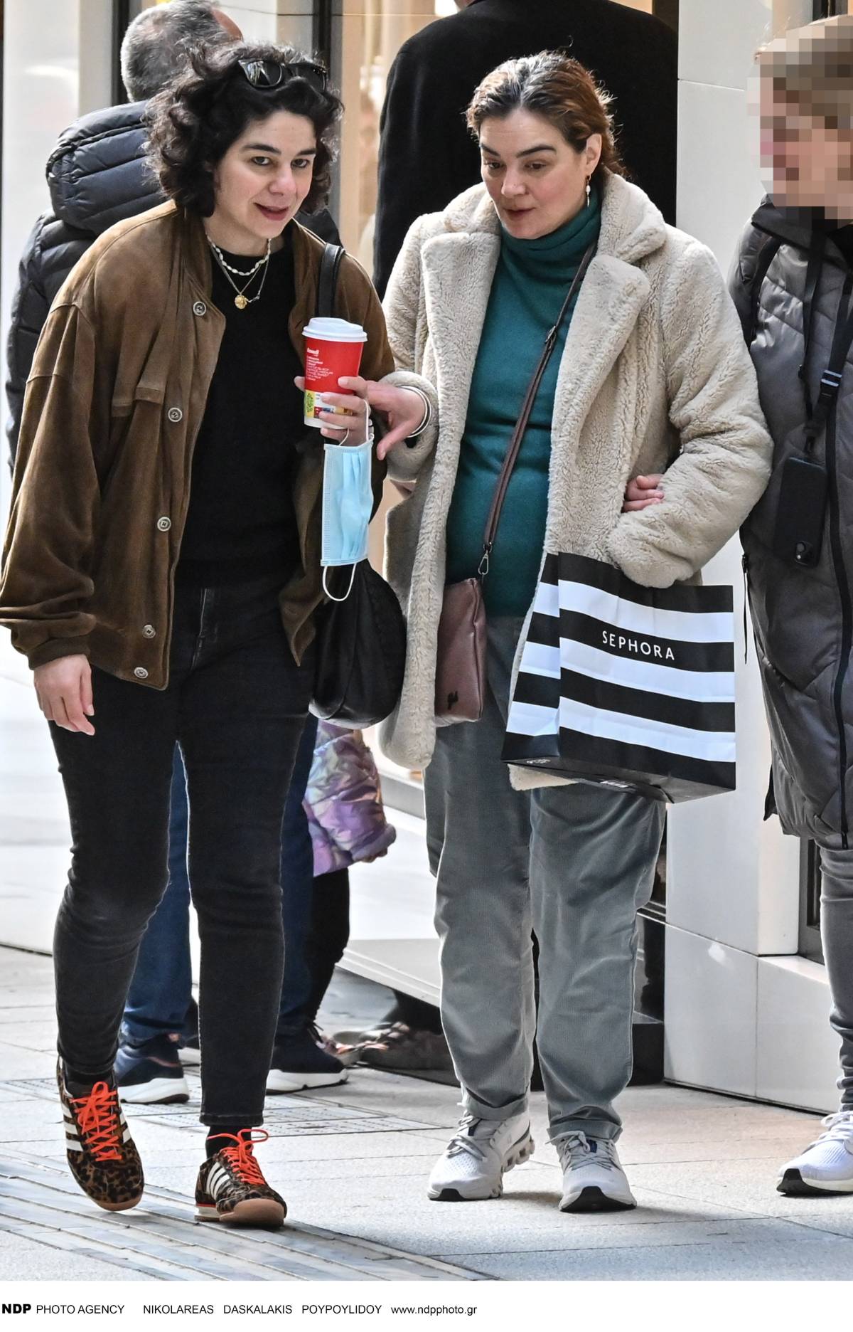 Η Γωγώ Μπρέμπου με την αδερφή της, Χριστίνα