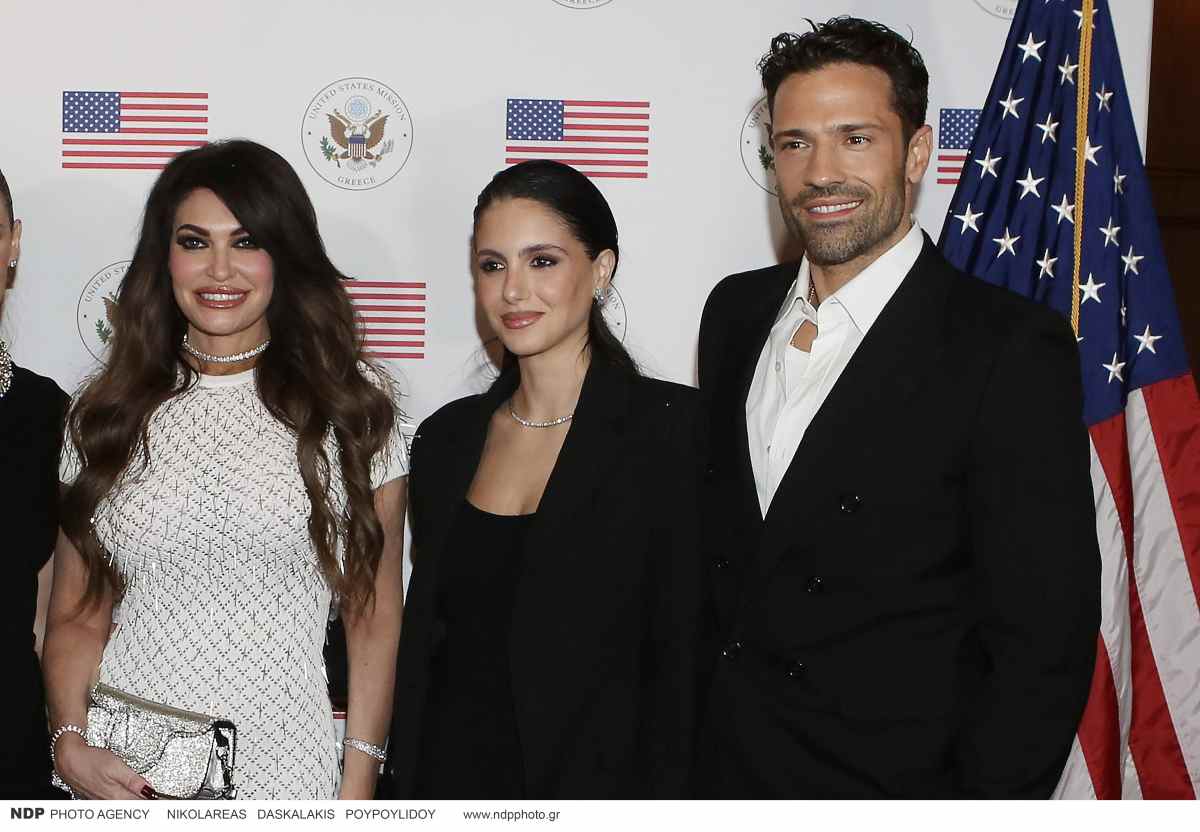 Η Κίμπερλι Γκίλφοϊλ με τον Κωνσταντίνο Αργυρό και την Αλεξάνδρα Νίκα