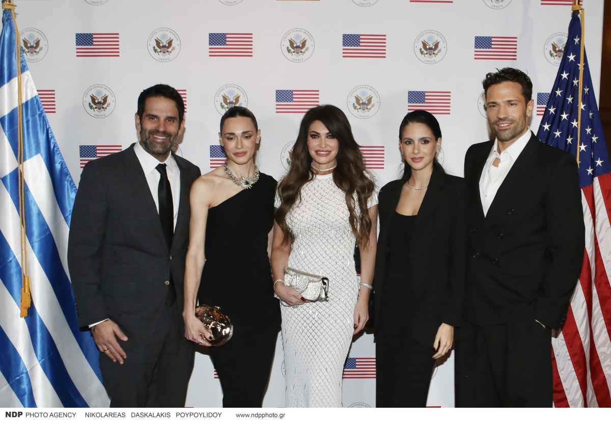 Η Κίμπερλι Γκίλφοϊλ με τον Κωνσταντίνο Αργυρό, την Αλεξάνδρα Νίκα, τον Έρικ Βασιλάτο και τη Δήμητρα Βασιλάτου