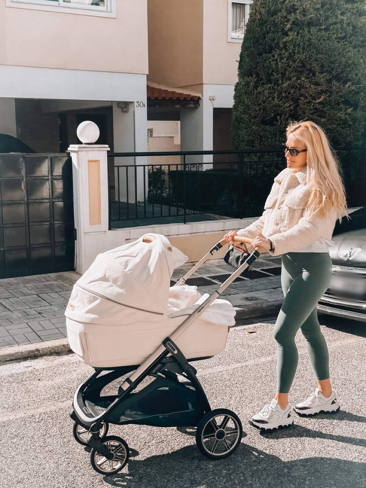 Η Κάτια Μάνου στην πρώτη βόλτα με την κόρη του Κώστα Καραφώτη