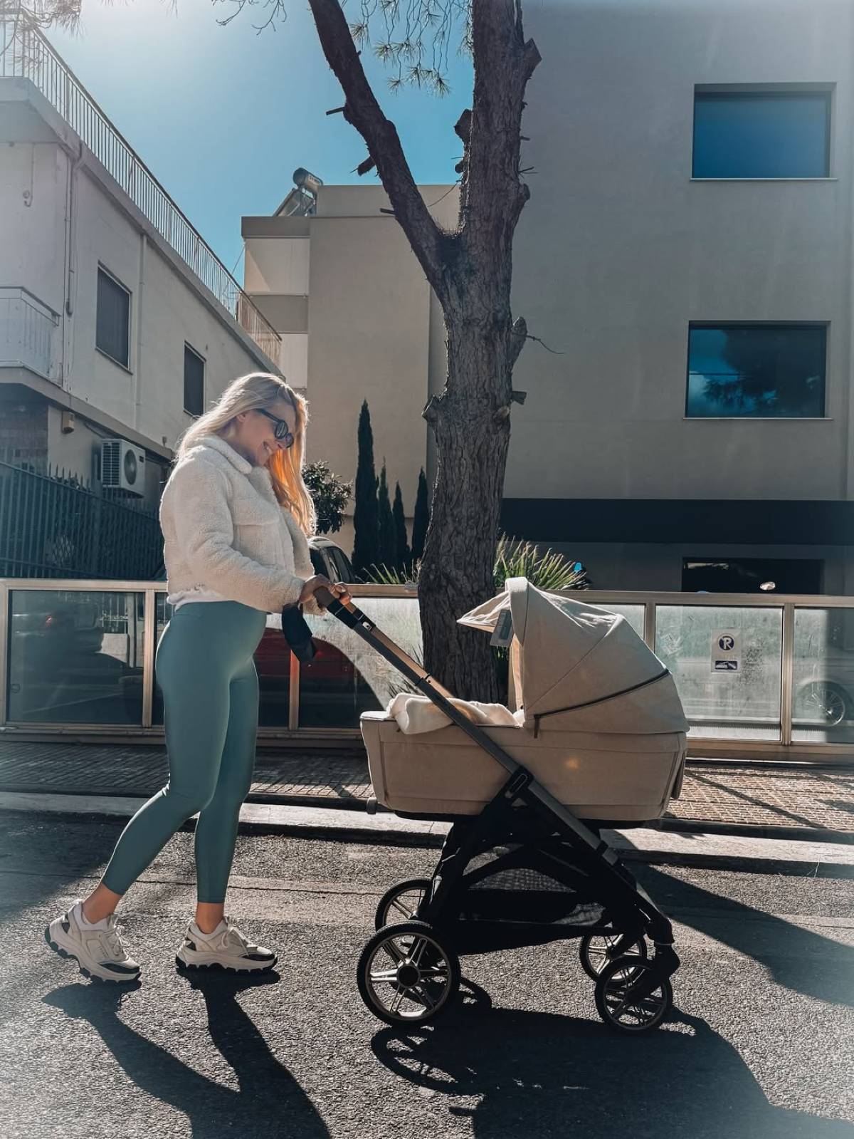 Η Κάτια Μάνου στην πρώτη βόλτα με την κόρη του Κώστα Καραφώτη