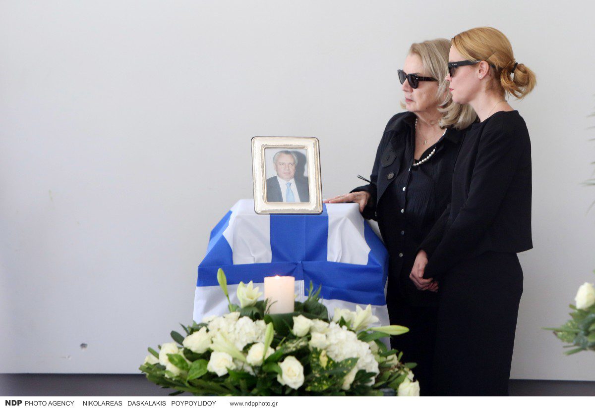 Η Λένα Παπαληγούρα μπροστά στο φέρετρο του πατέρα της, Αναστάση Παπαληγούρα