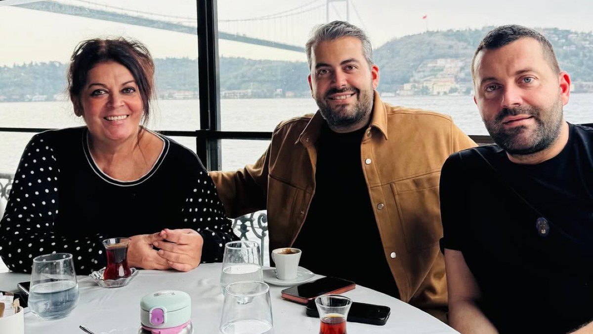 Η Μαρία Εκμεκτσίογλου με τους γιους της