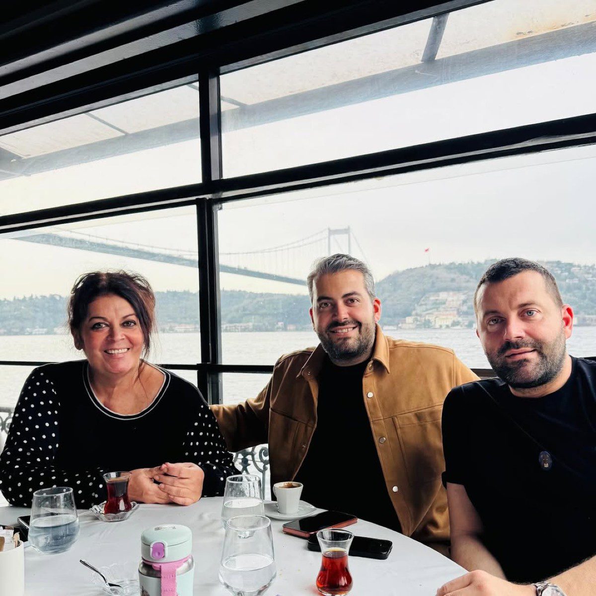 Η Μαρία Εκμεκτσίογλου με τους γιους της