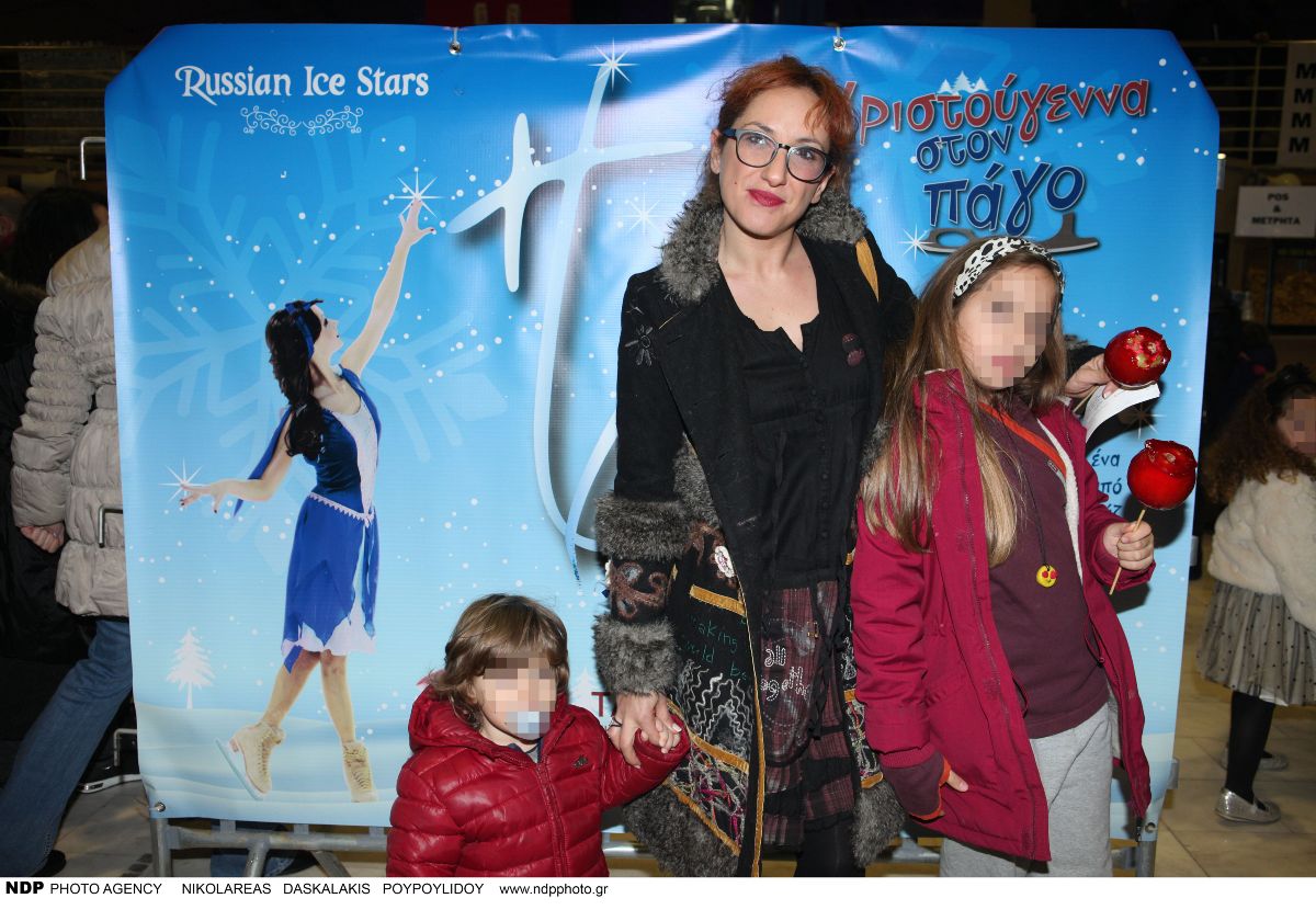 Η Φωτεινή Ψυχίδου με την κόρη της, Ιόλη Στόκα και τον γιο της, Θανάση Κοργιαλά