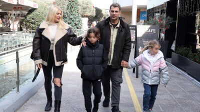 Ο Στέλιος Χανταμπάκης και η Όλγα Πηλιάκη με την οικογένειά τους