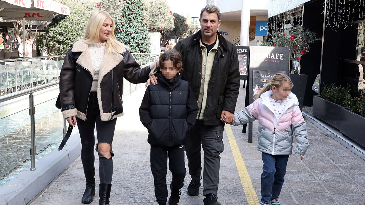 Ο Στέλιος Χανταμπάκης και η Όλγα Πηλιάκη με την οικογένειά τους