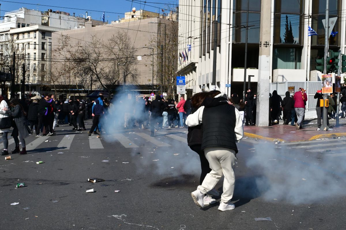 Επεισόδια στο συλλαλητήριο για τα Τέμπη