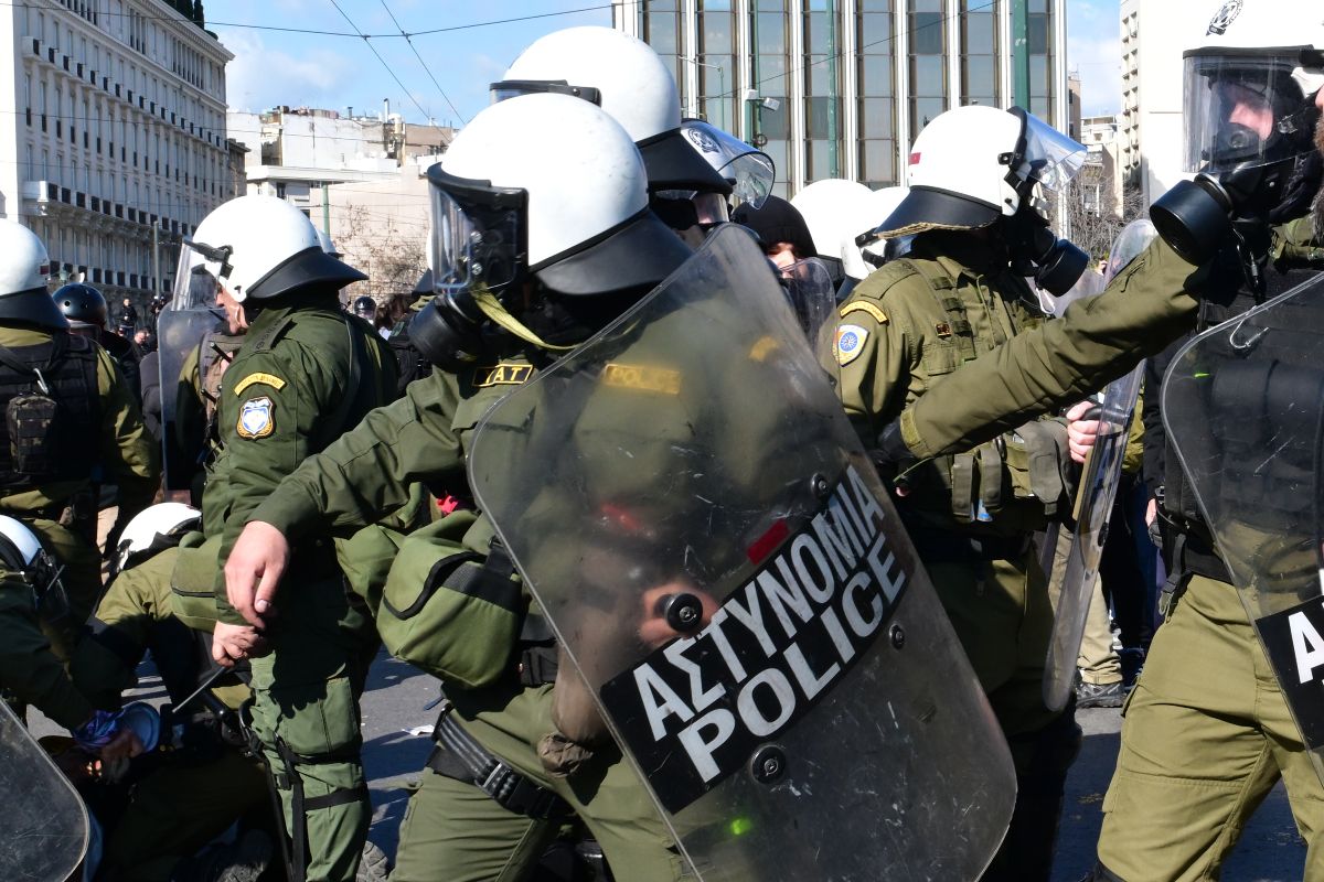 Επεισόδια στο συλλαλητήριο για τα Τέμπη