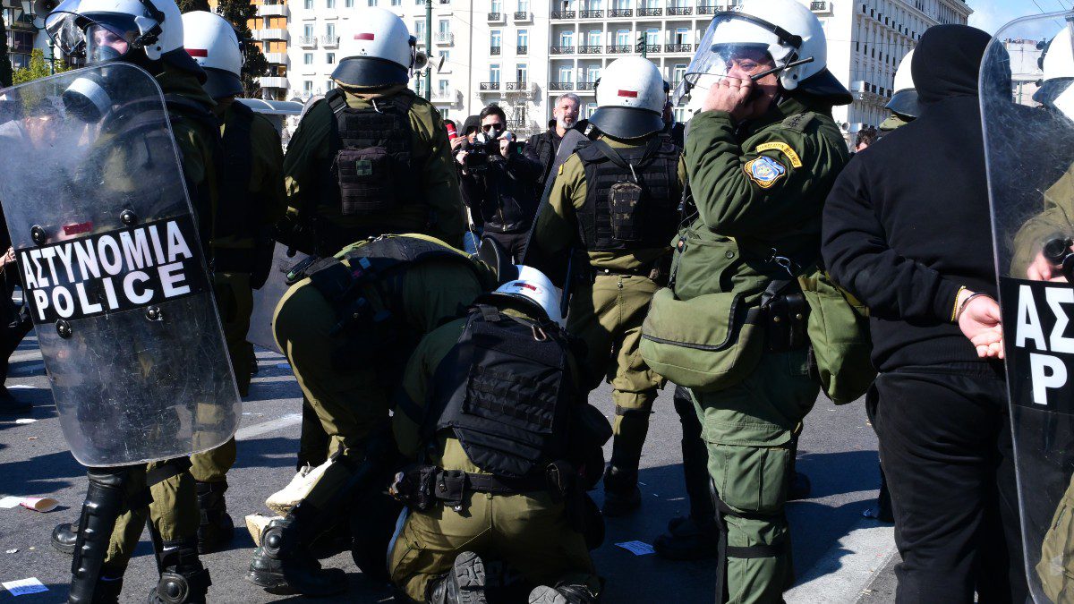 Επεισόδια στο συλλαλητήριο για τα Τέμπη