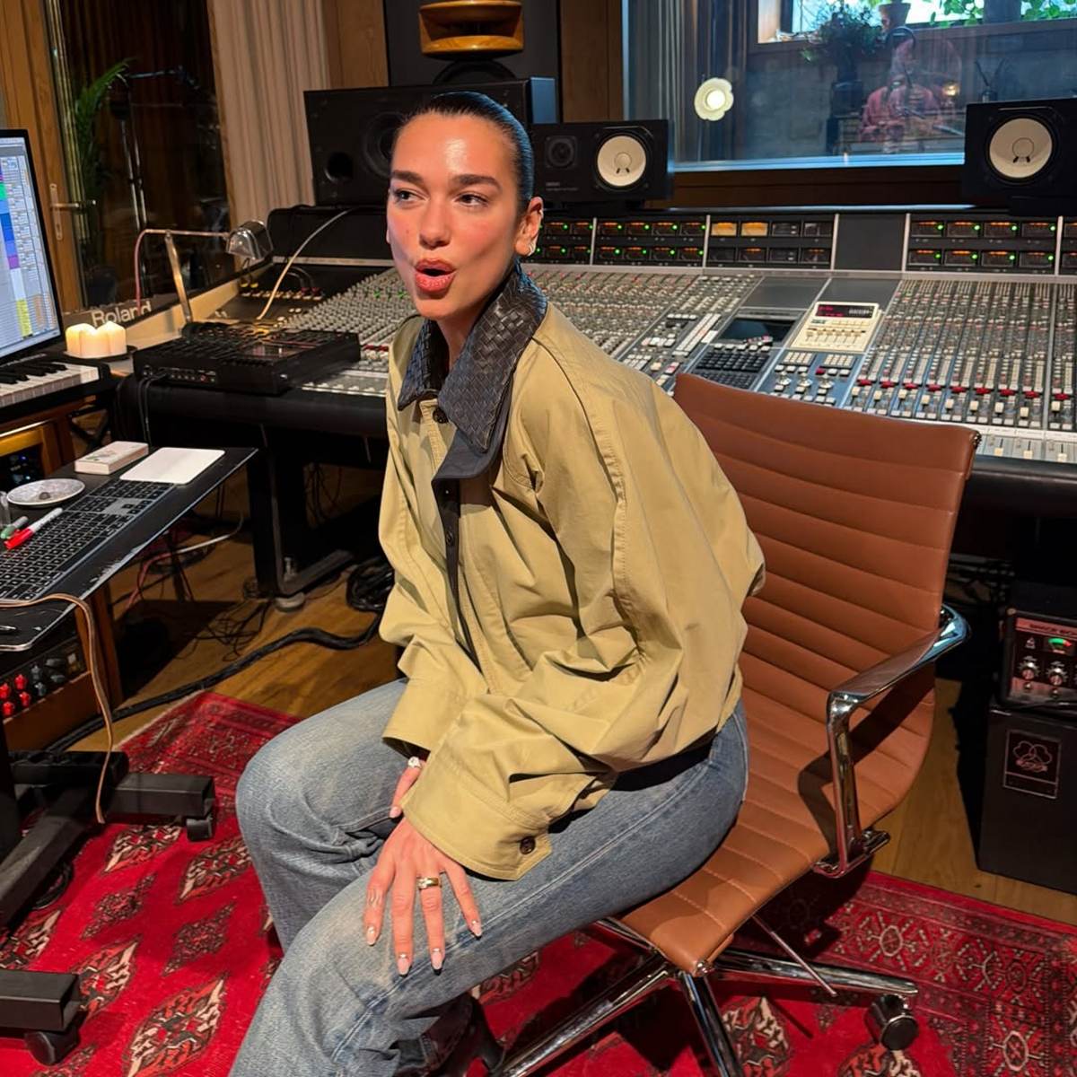 Dua Lipa με πανωφόρια