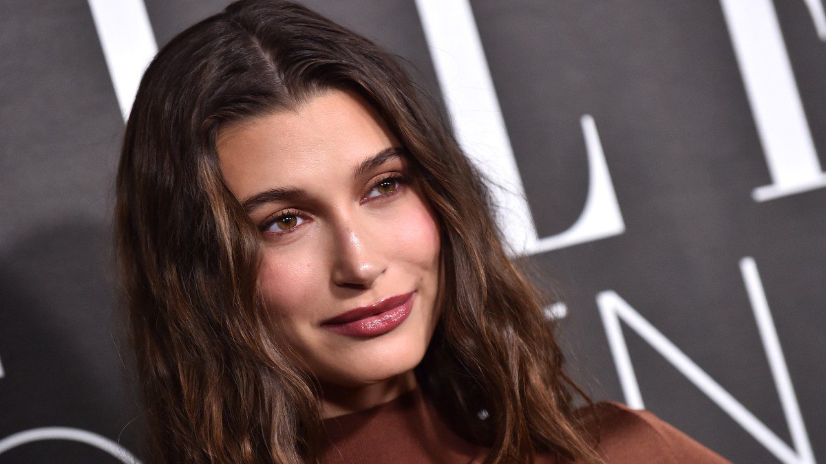 Η Hailey Bieber σε έξοδό της