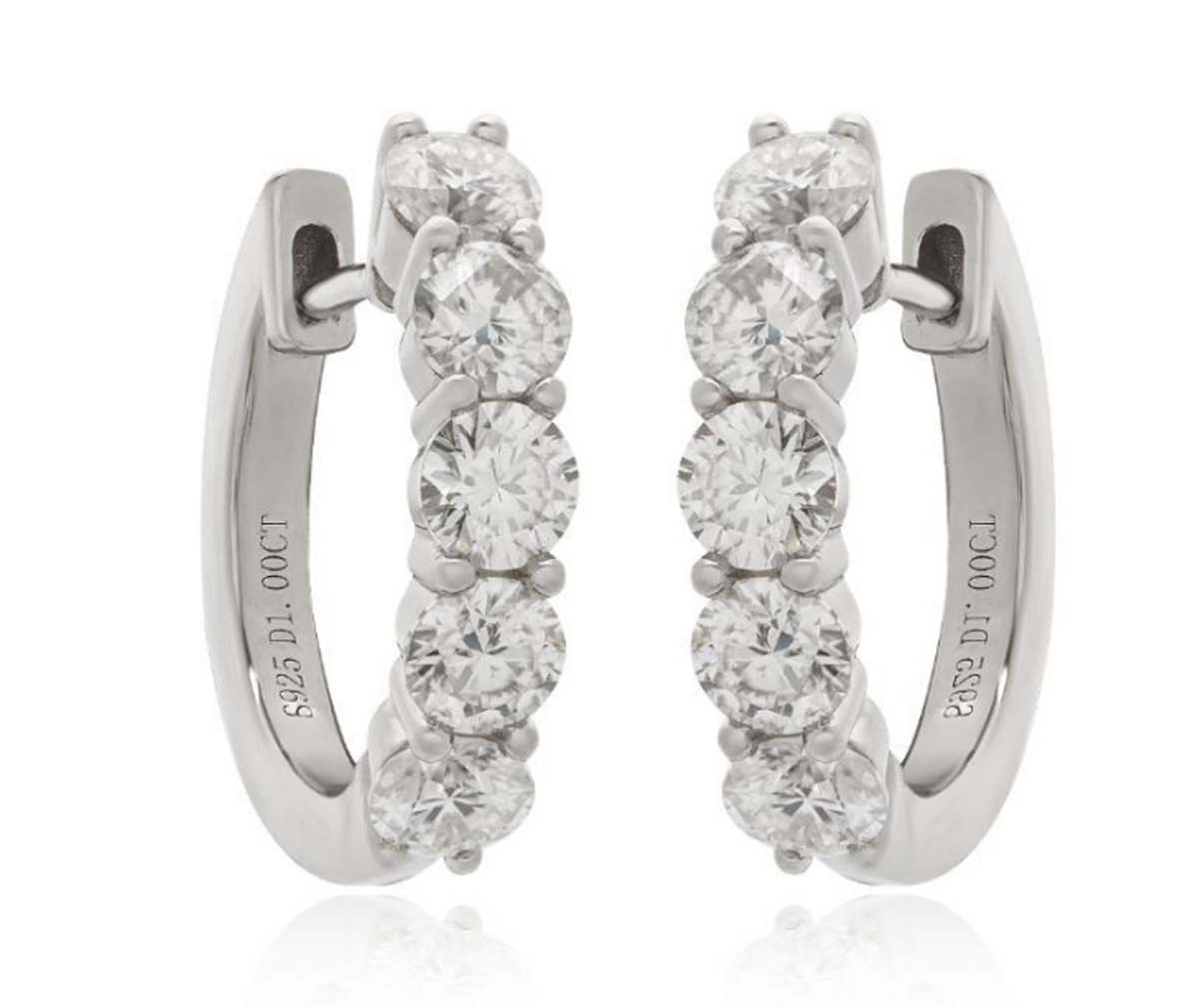 Ούτε sneakers, ούτε T-shirt: Η Σταματίνα Τσιμτσιλή δείχνει τον πιο κομψό τρόπο να φορέσεις το dark denim