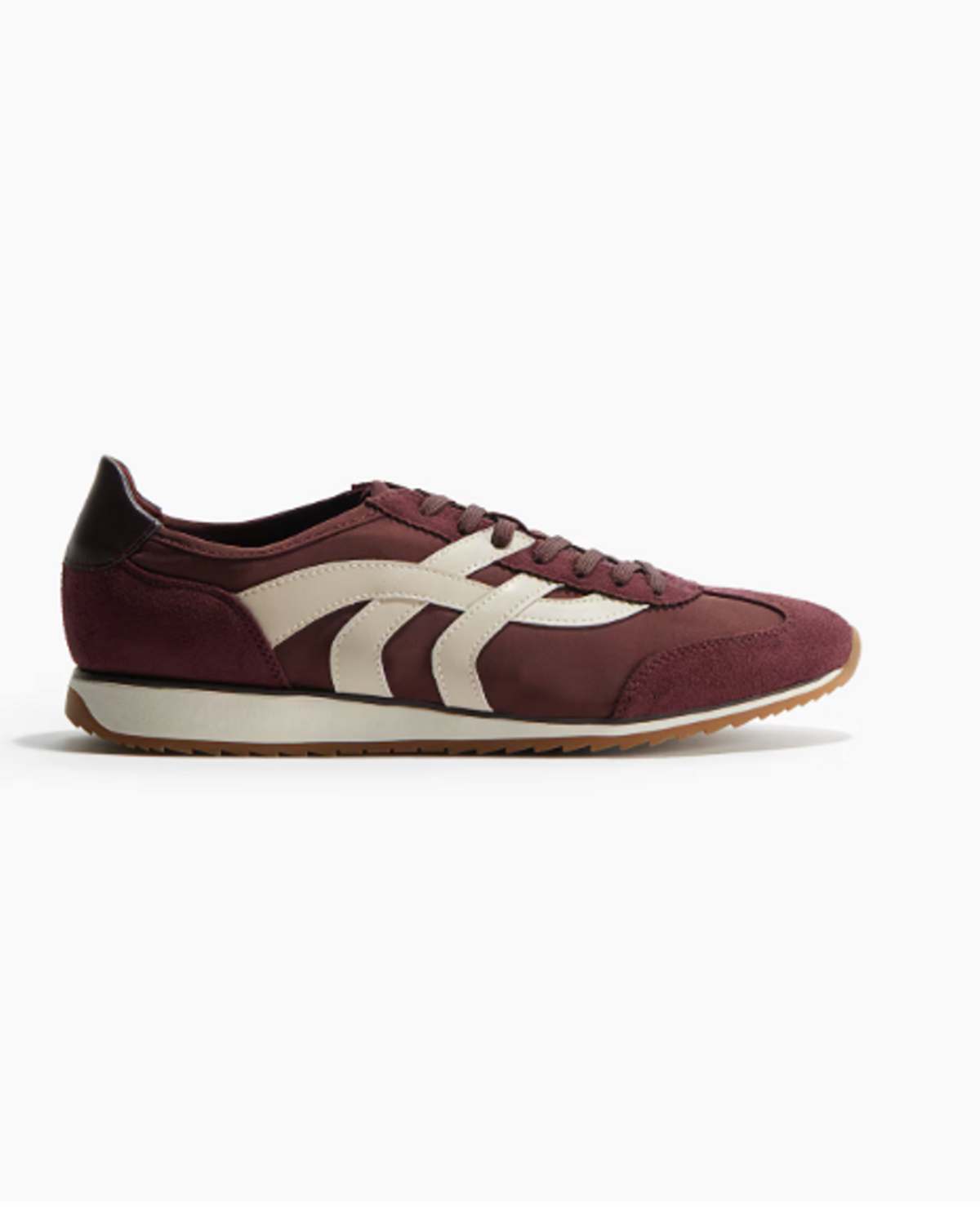 Aυτό το χρώμα στα sneakers κάνει ακόμα και την πιο casual εμφάνιση να δείχνει πολυτελής