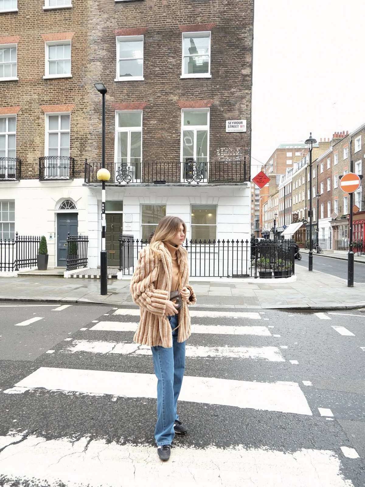 Η Κλέλια Ανδριολάτου με γούνινο πανωφόρι στο Λονδίνο