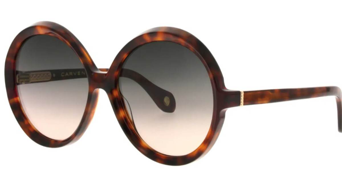 Αυτό το «ντεμοντέ» αξεσουάρ κάνει τώρα κάθε ντύσιμο να φαίνεται πιο ακριβό