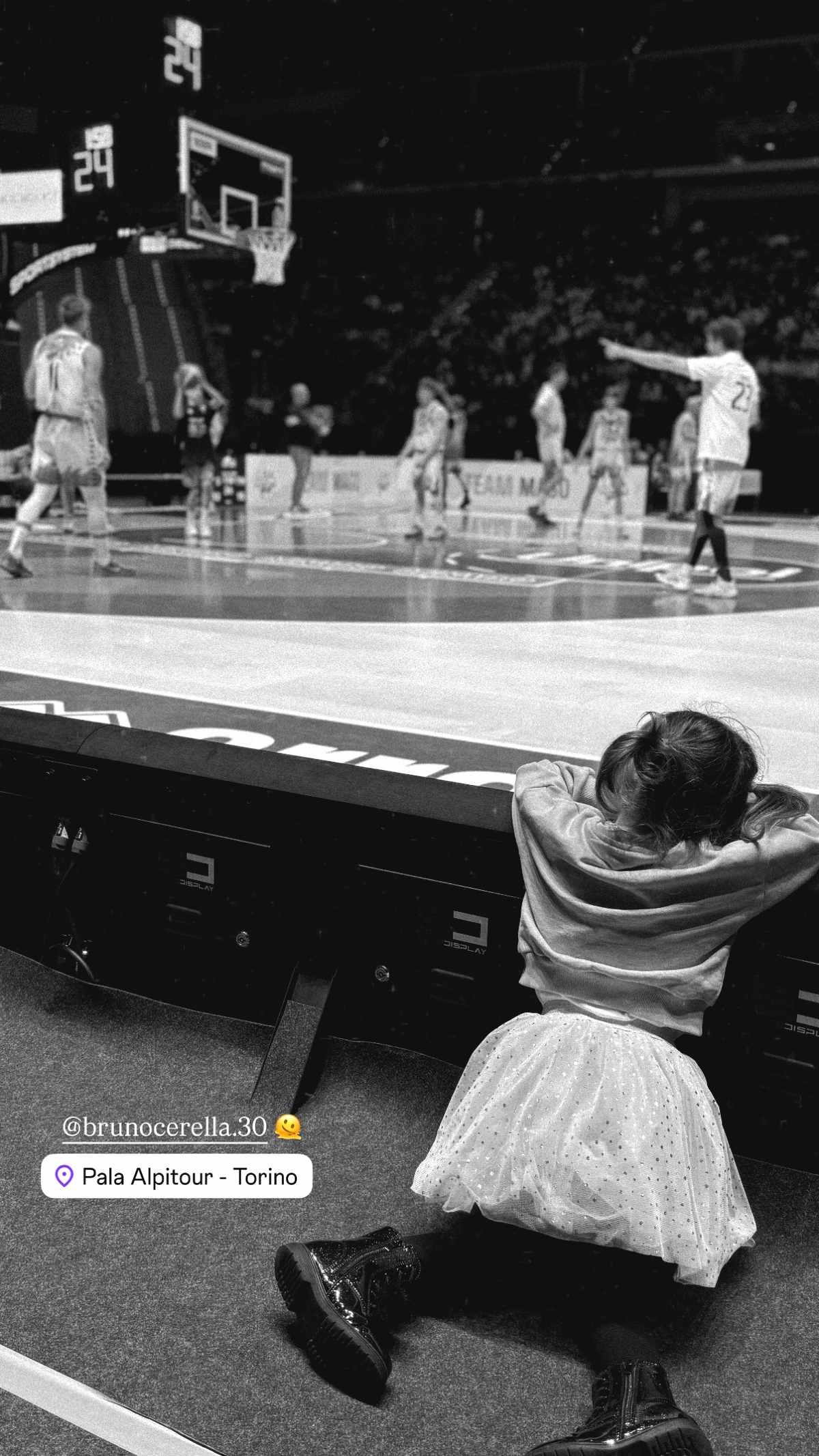 Η κόρη της Αθηνάς Οικονομάκου στο γήπεδο