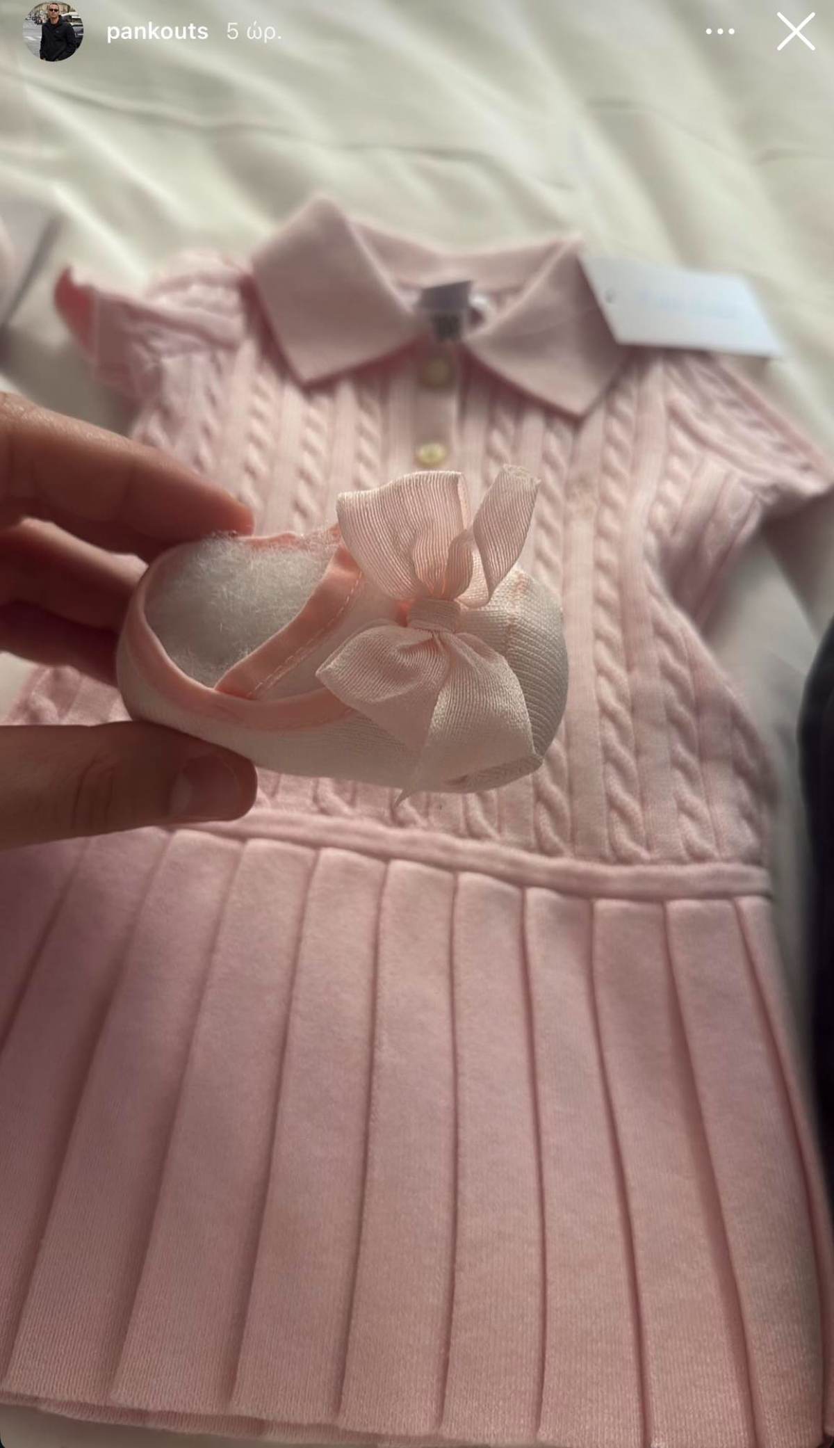 Η ανάρτηση του Παναγιώτη Κουτσουμπή με τα παιδικά ρούχα της κόρης του