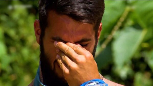 Ο Μάνος Μαλλιαρός ξεσπά σε δάκρυα