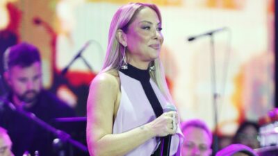 Η Μελίνα Ασλανίδου σε συναυλία της