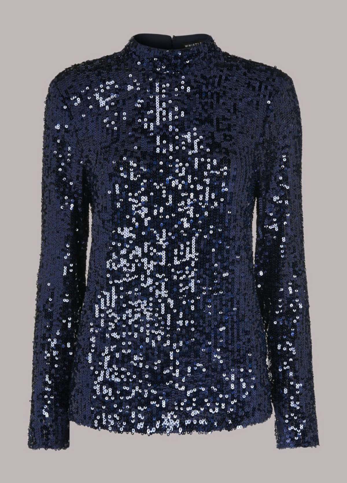 Ούτε sneakers, ούτε T-shirt: Η Σταματίνα Τσιμτσιλή δείχνει τον πιο κομψό τρόπο να φορέσεις το dark denim