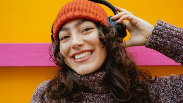 μια κοπέλα ακούει μουσική