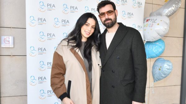 Ο Νίκος Πολυδερόπουλος και η Βαλάσια Συμιακού στο μαιευτήριο