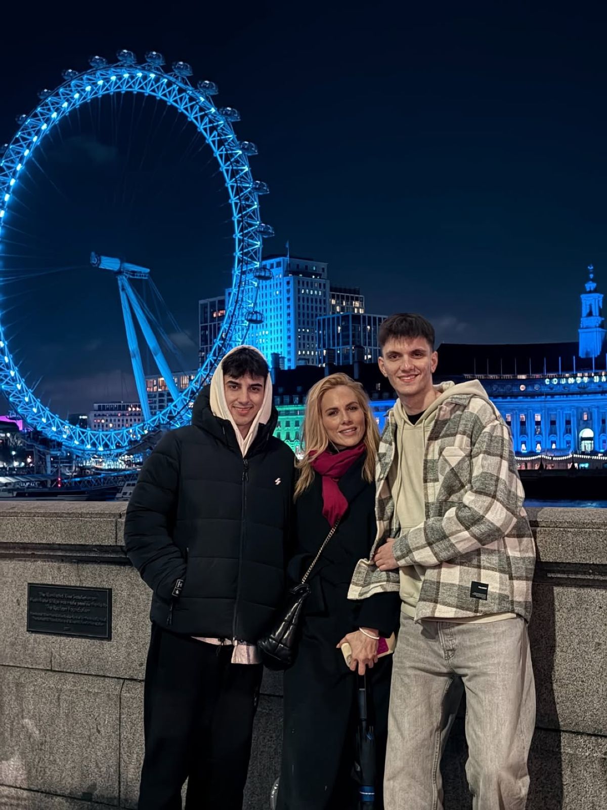 Η Ντορέττα Παπαδημητρίου μαζί με τους γιους της και τον Γιώργο Γεροντιδάκη στο Λονδίνο