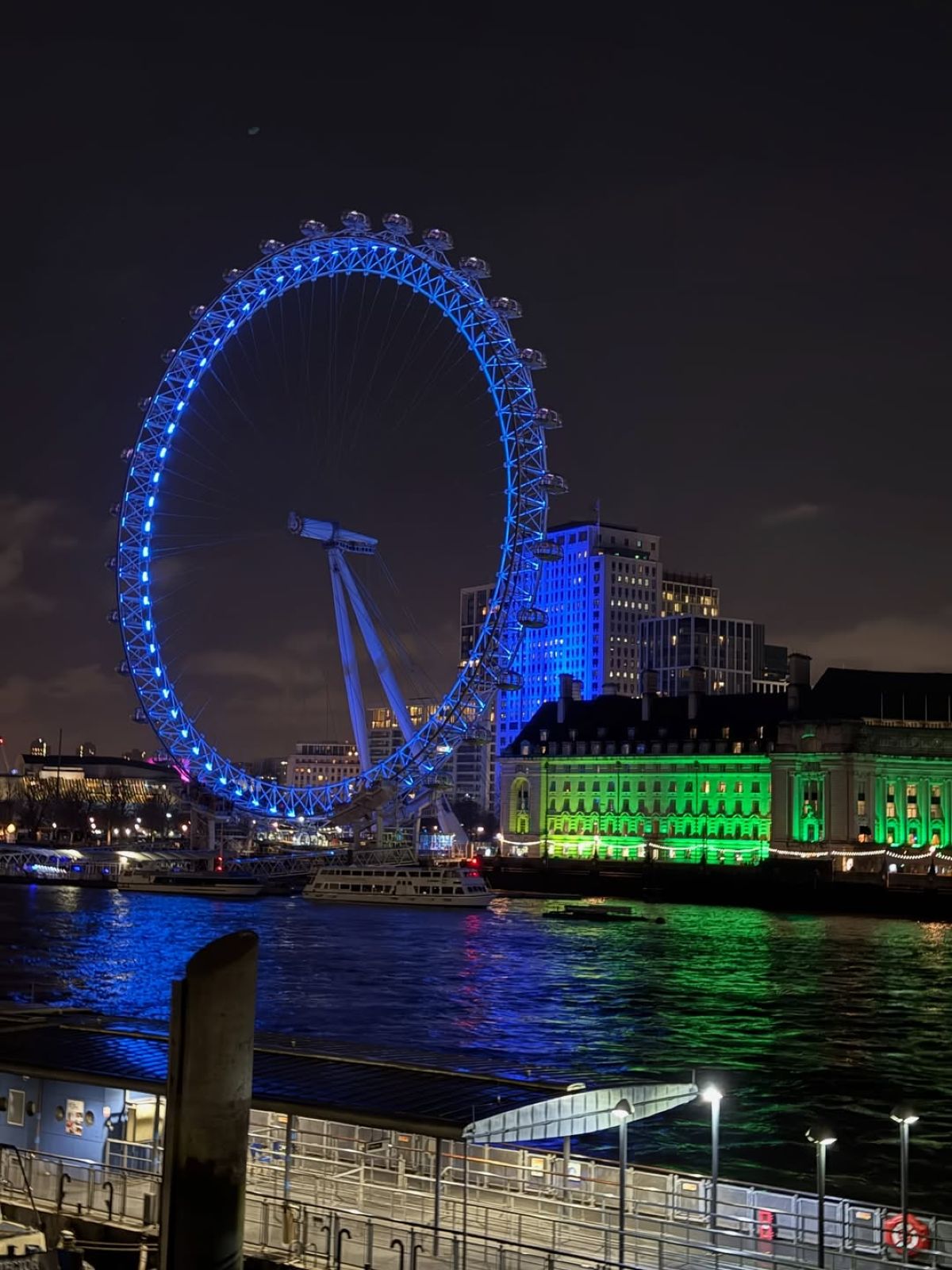 Η Ντορέττα Παπαδημητρίου μαζί με τους γιους της και τον Γιώργο Γεροντιδάκη στο Λονδίνο