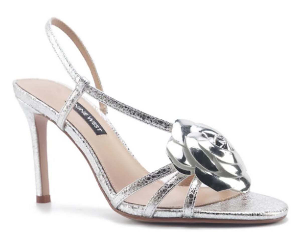 Ούτε sneakers, ούτε T-shirt: Η Σταματίνα Τσιμτσιλή δείχνει τον πιο κομψό τρόπο να φορέσεις το dark denim