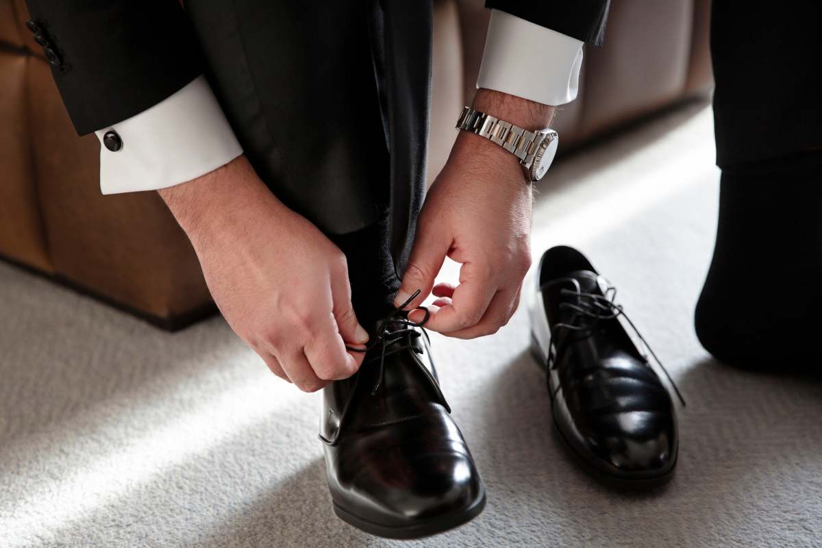 Γαμπρός δένει παπούτσια