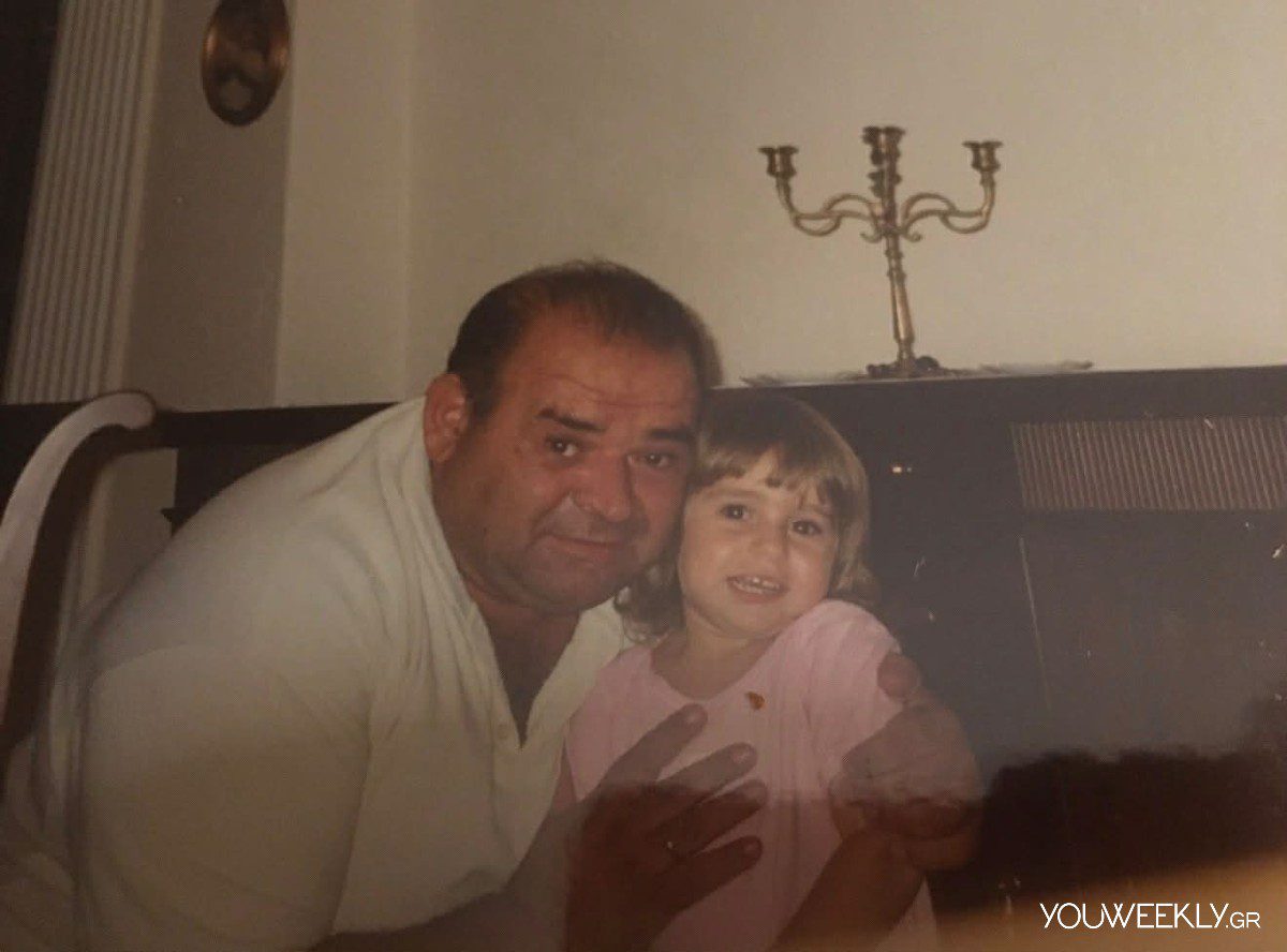 Η Κωνσταντίνα Σιούζου σε μικρή ηλικία με τον μπαμπά της