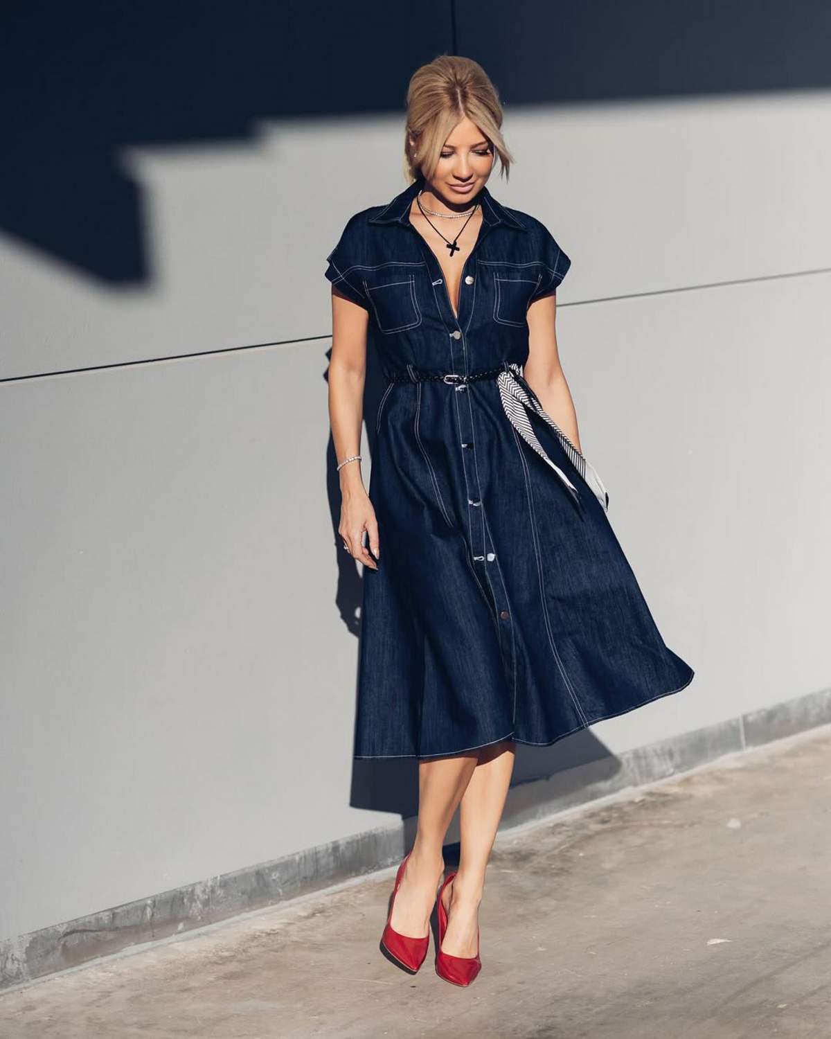 Με τζιν φόρεμα η Φαίη Σκορδά