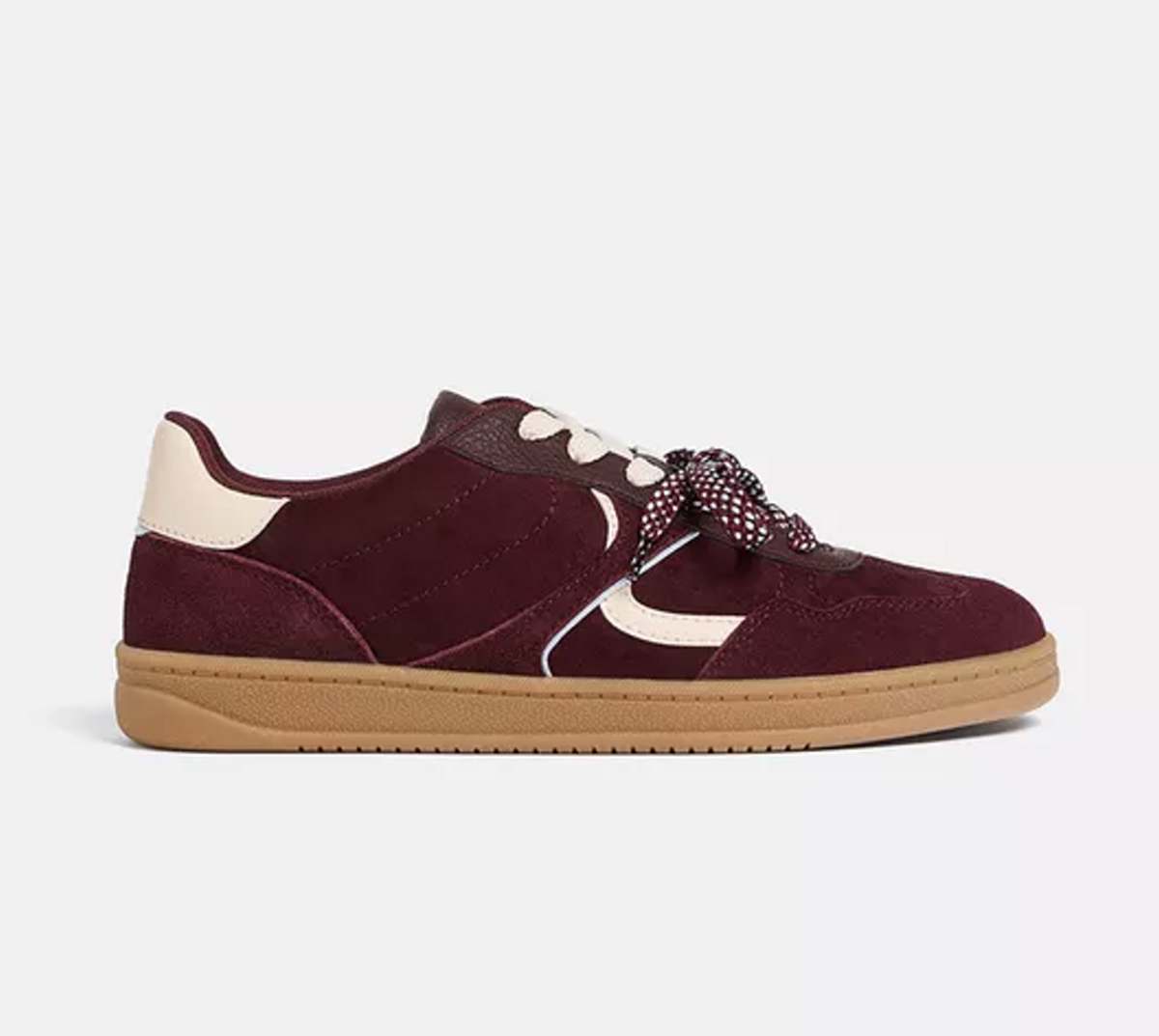 Aυτό το χρώμα στα sneakers κάνει ακόμα και την πιο casual εμφάνιση να δείχνει πολυτελής