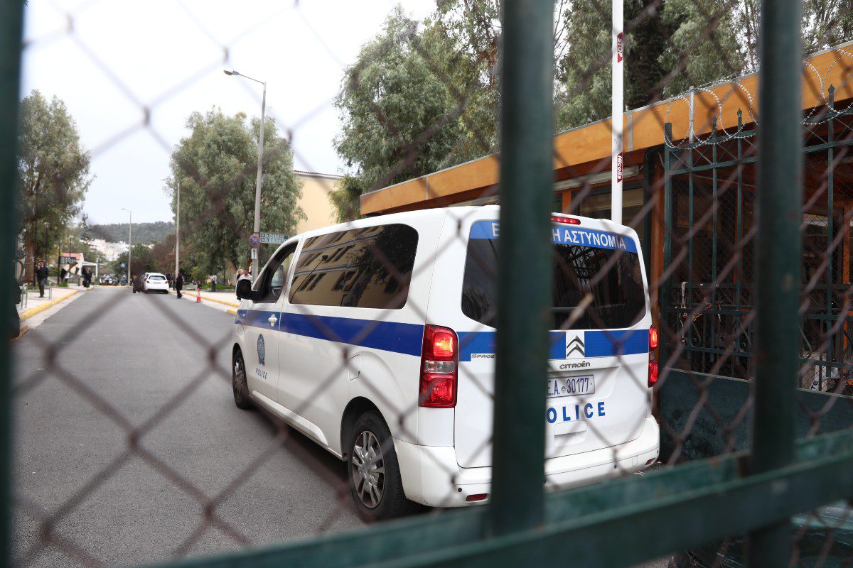 Γιατί όλοι λένε «πασίγνωστη» την τραγουδίστρια που πήρε σβάρνα τα αμάξια στο Κολωνάκι, ενώ δεν είναι;