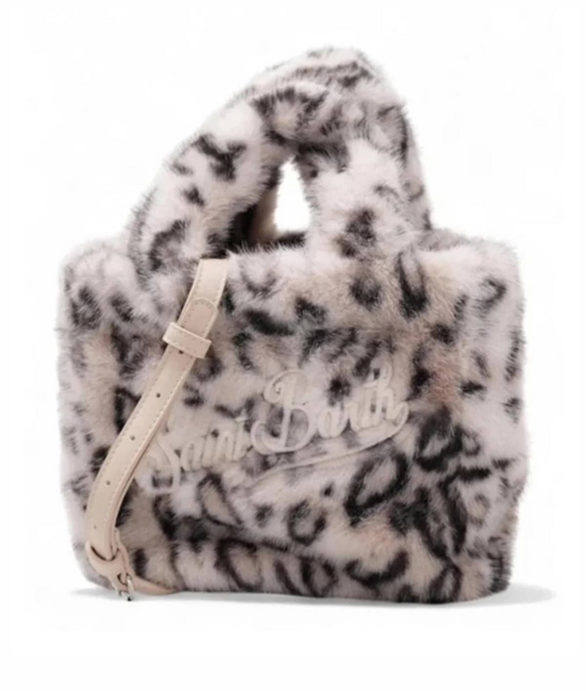 Ούτε καπέλο, ούτε κασκόλ: Η Κατερίνα Καινούργιου με το αξεσουάρ που δείχνει ακριβό