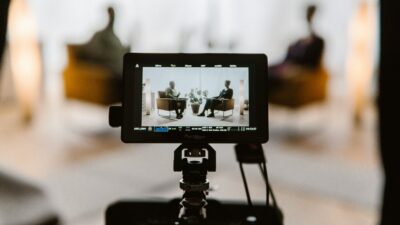 Γιατί βλέπουμε τους ίδιους και τους ίδιους στην ελληνική τηλεόραση;