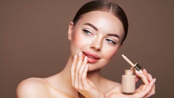 Κοπέλα κρατά foundation